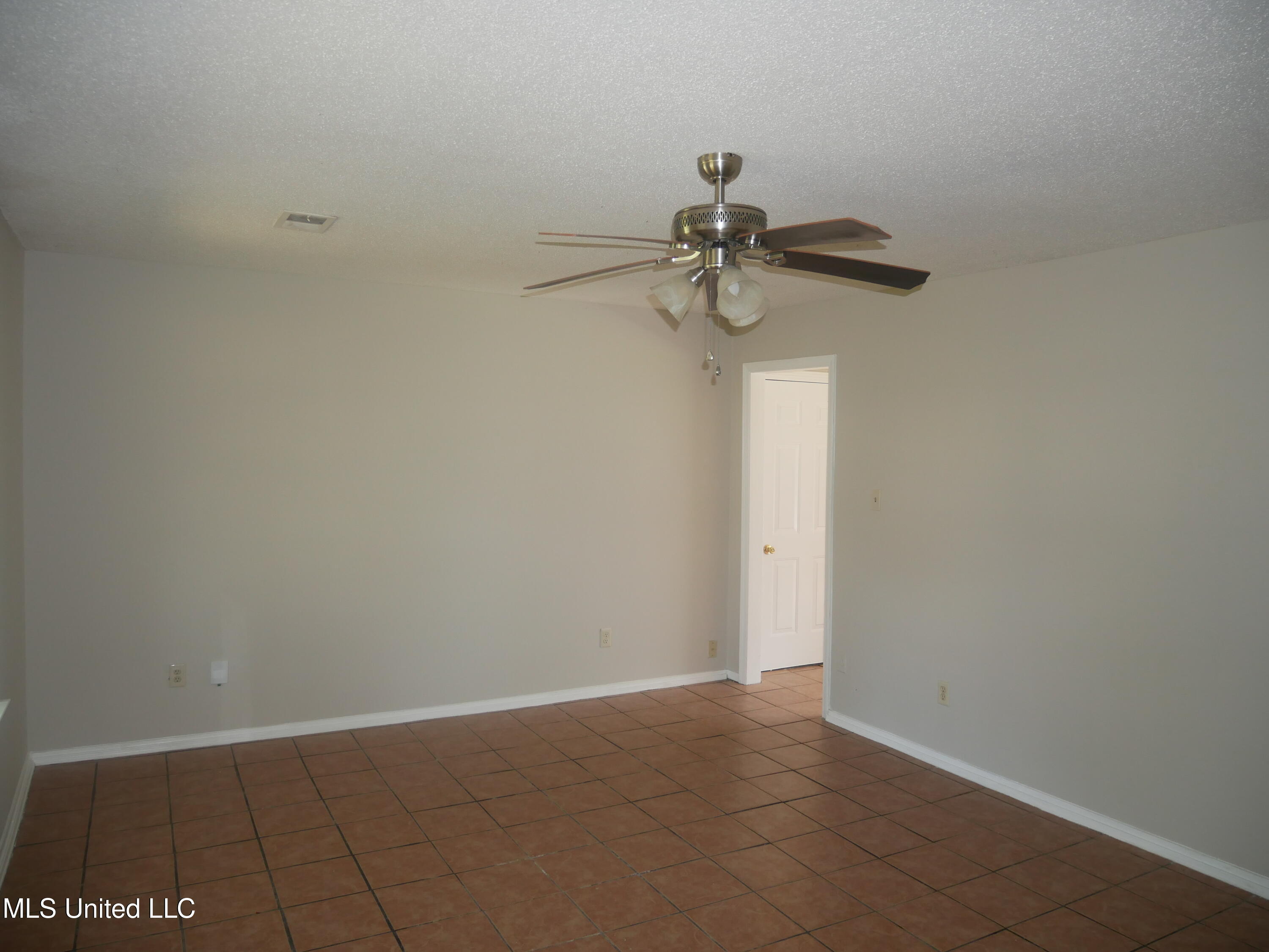 3420 Castle Drive Horn Lake, MS 38637 - Photo 8 of 26 P1090402