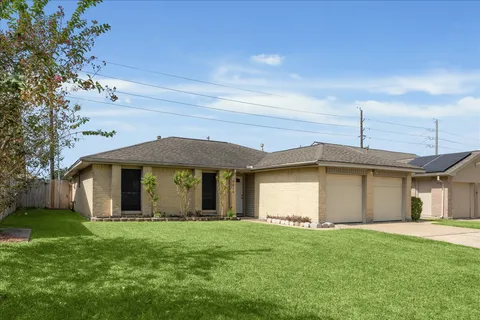a view of a house with yard