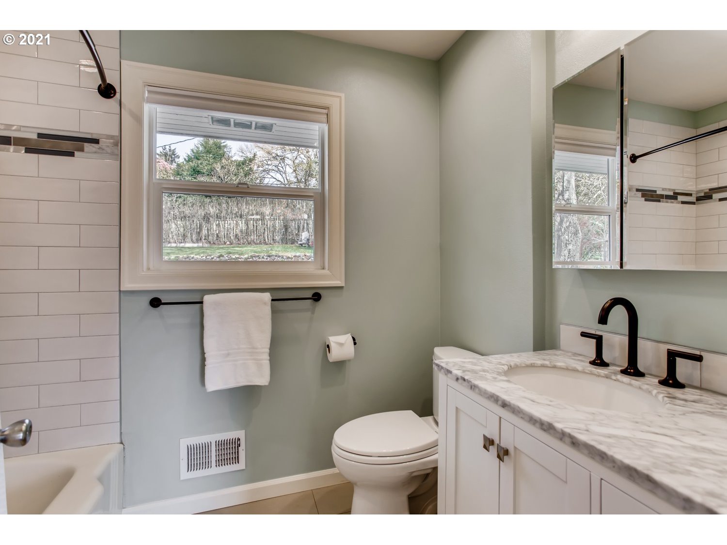 6461 Southwest 46th Place Portland, OR 97221 - Photo 11 of 27 Gallery Image 11