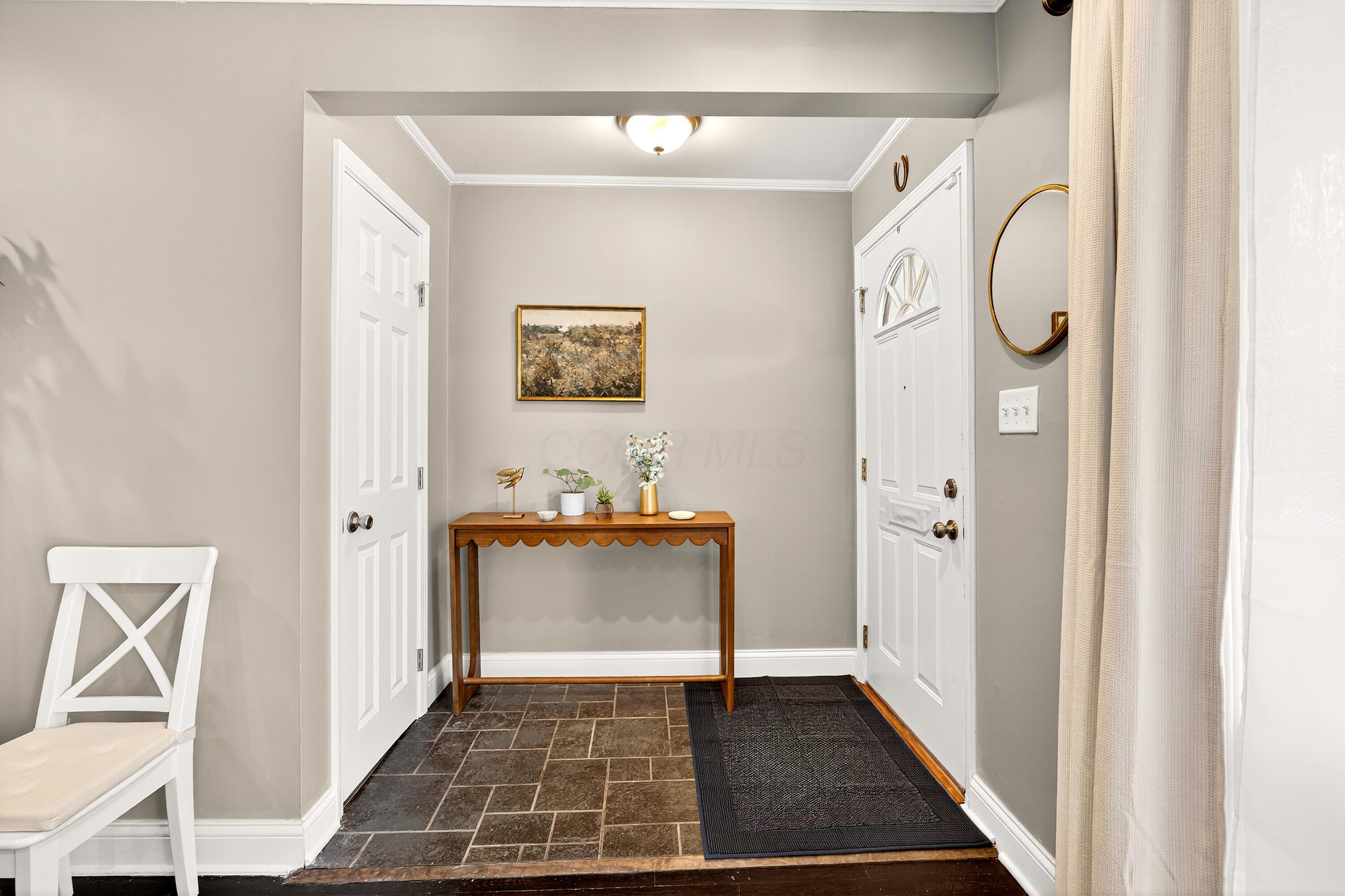 2069 Ridgecliff Road Upper Arlington, OH 43221 - Photo 4 of 54 Entry