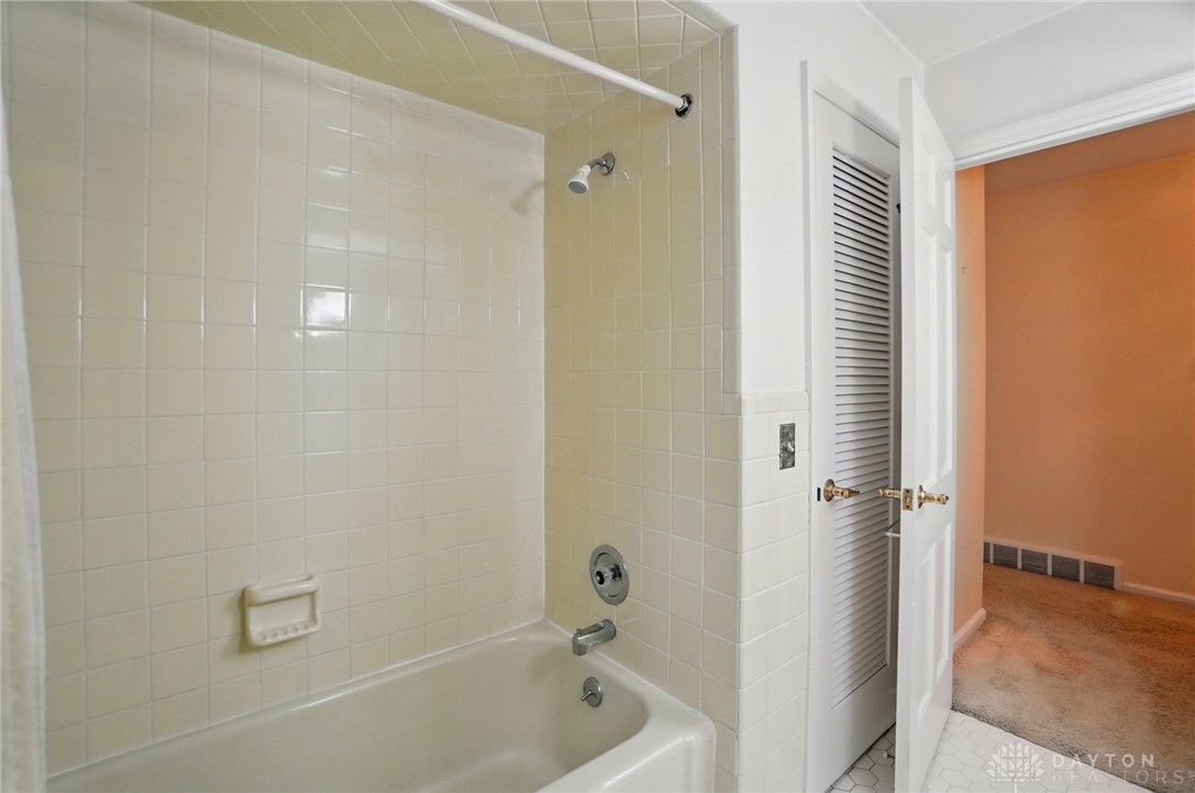 3483 Westbury Road Kettering, OH 45409 - Photo 36 of 43 full guest bath