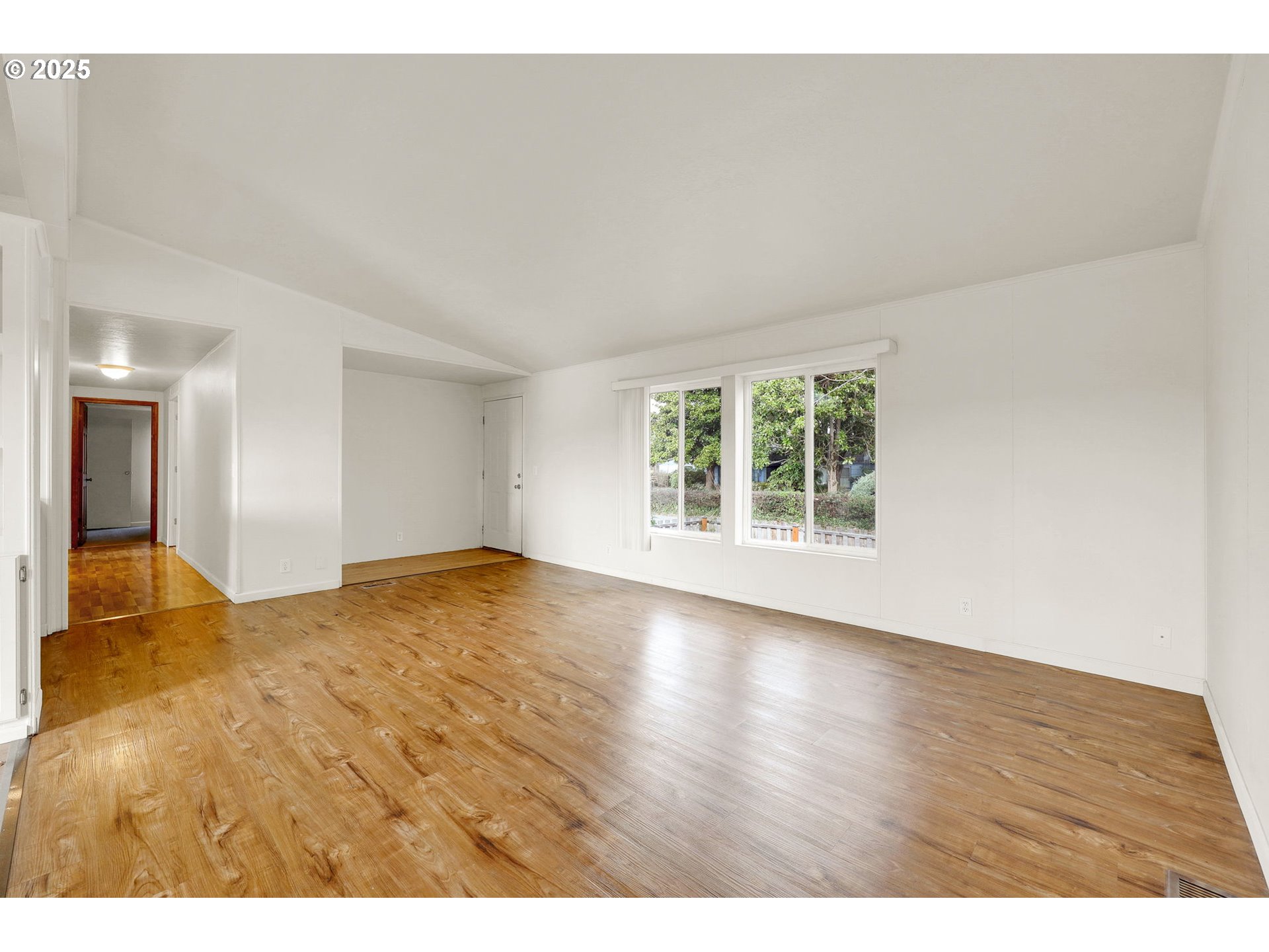 742 Filbert Avenue Eugene, OR 97404 - Photo 17 of 41 Living Room