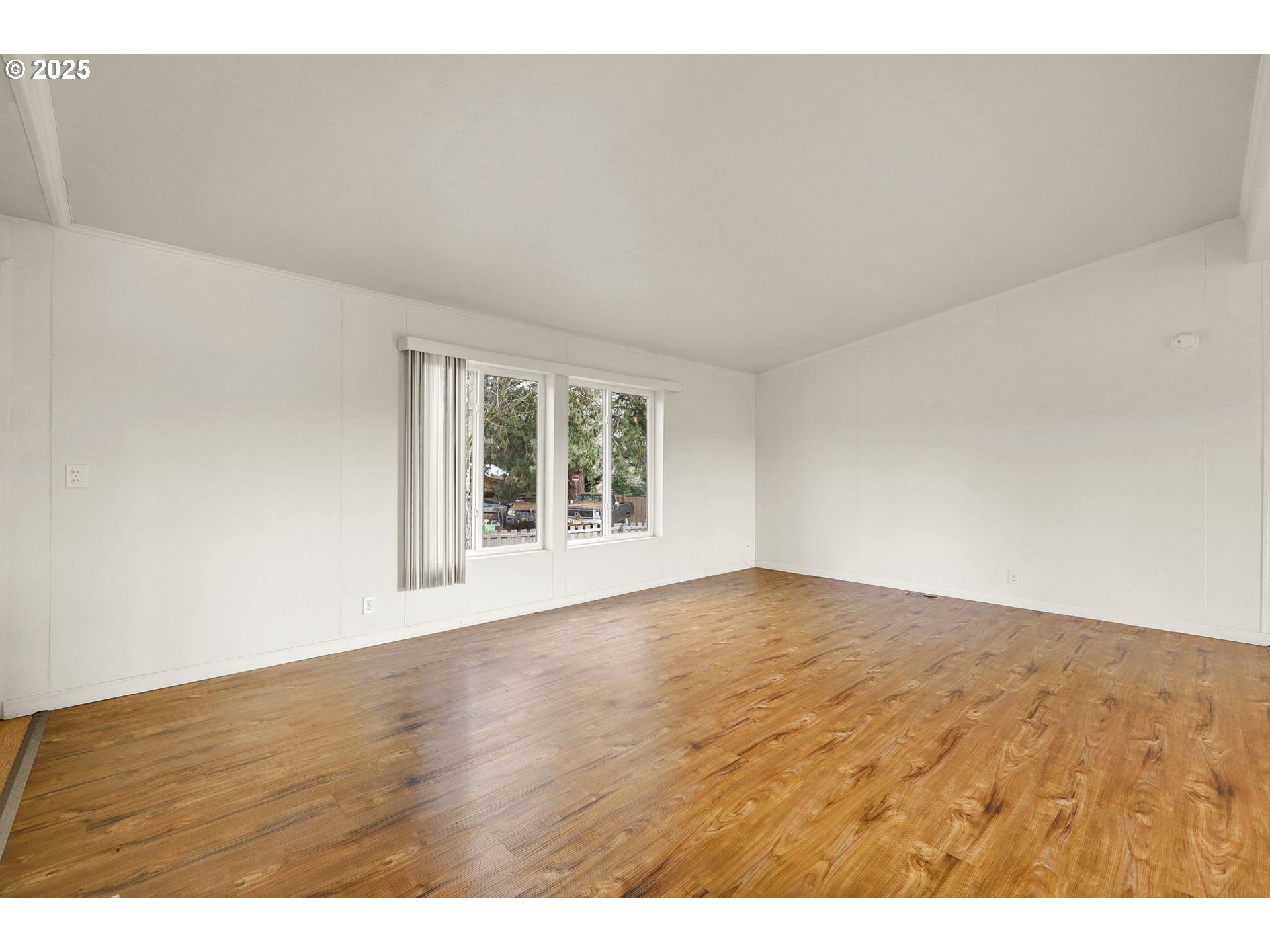 742 Filbert Avenue Eugene, OR 97404 - Photo 18 of 41 Living Room