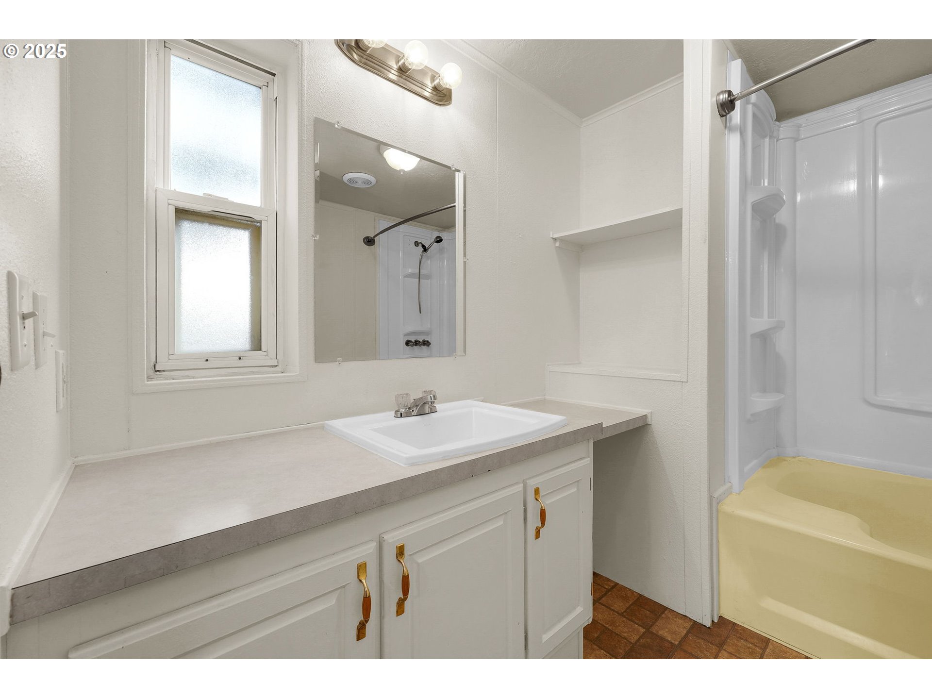 742 Filbert Avenue Eugene, OR 97404 - Photo 23 of 41 Bathroom, Attached