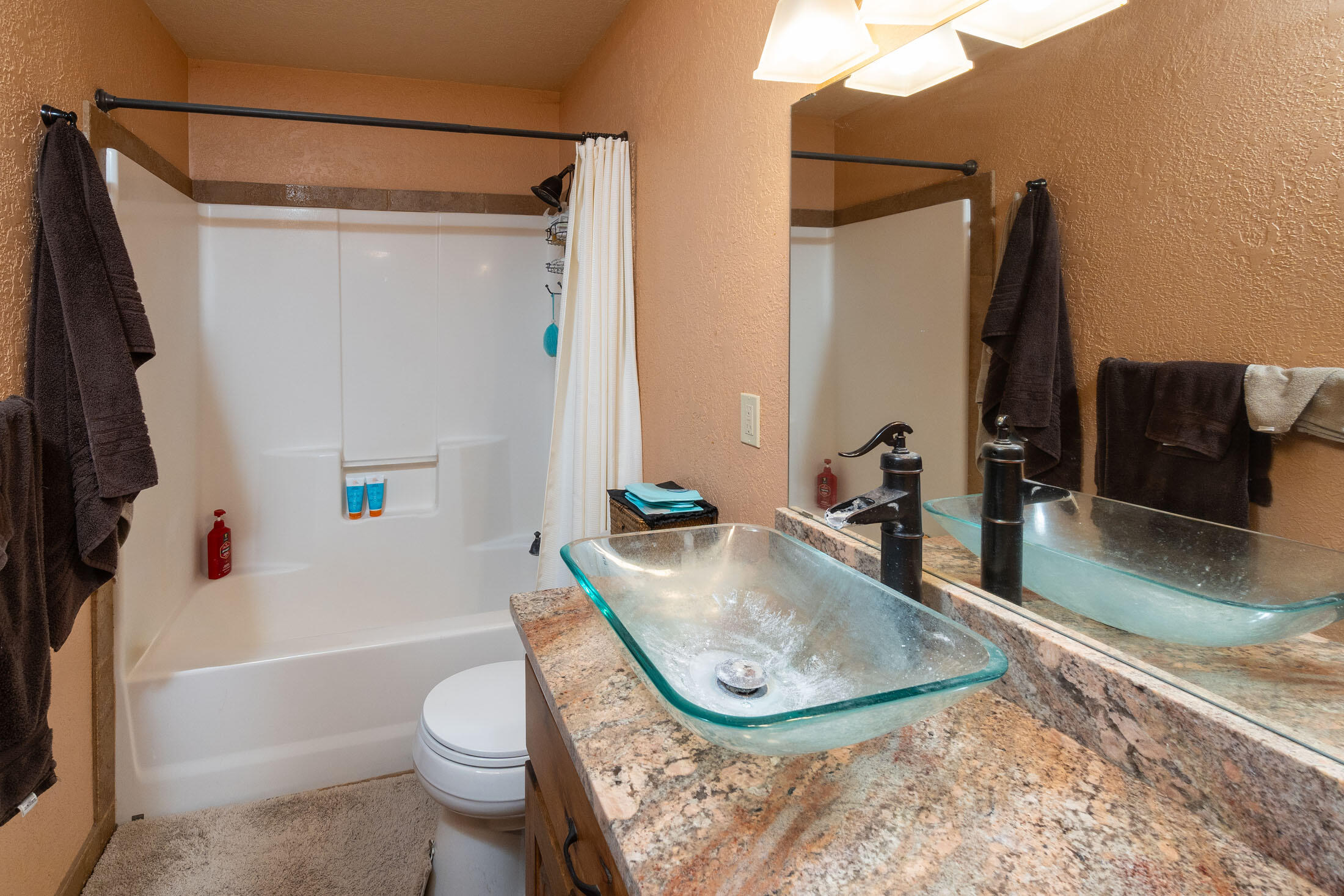 40252 Rudio Road Kimberly, OR 97848 - Photo 20 of 34 a bathroom with a sink a toilet and a bathtub