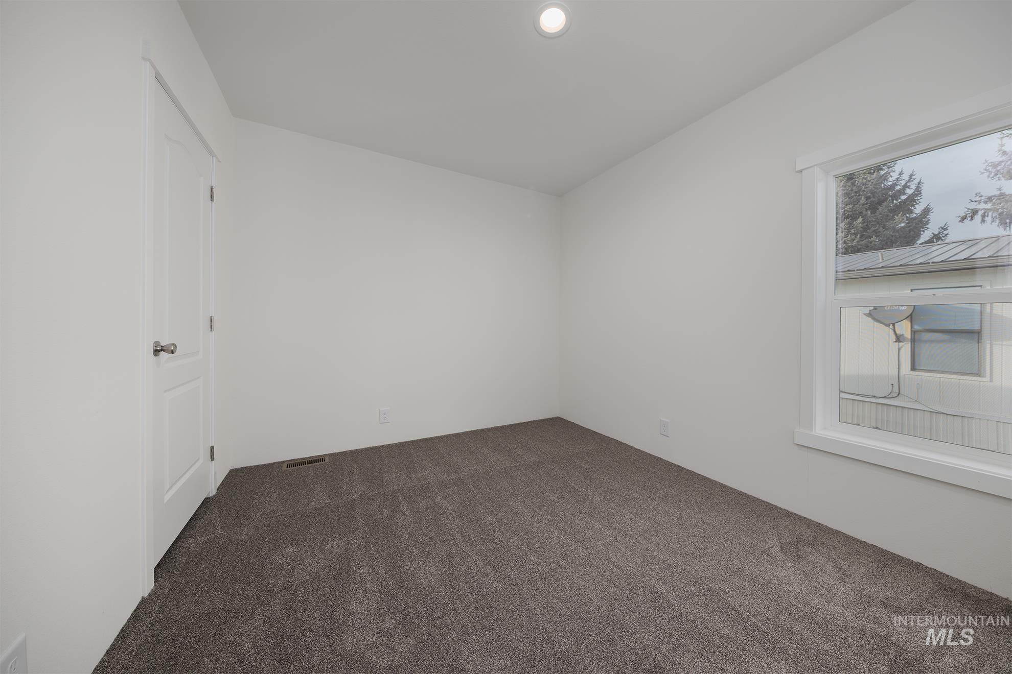 2750 Alden Road, Unit 8 8 Fruitland, ID 83619 - Photo 20 of 31 Spare room featuring dark carpet and recessed lighting
