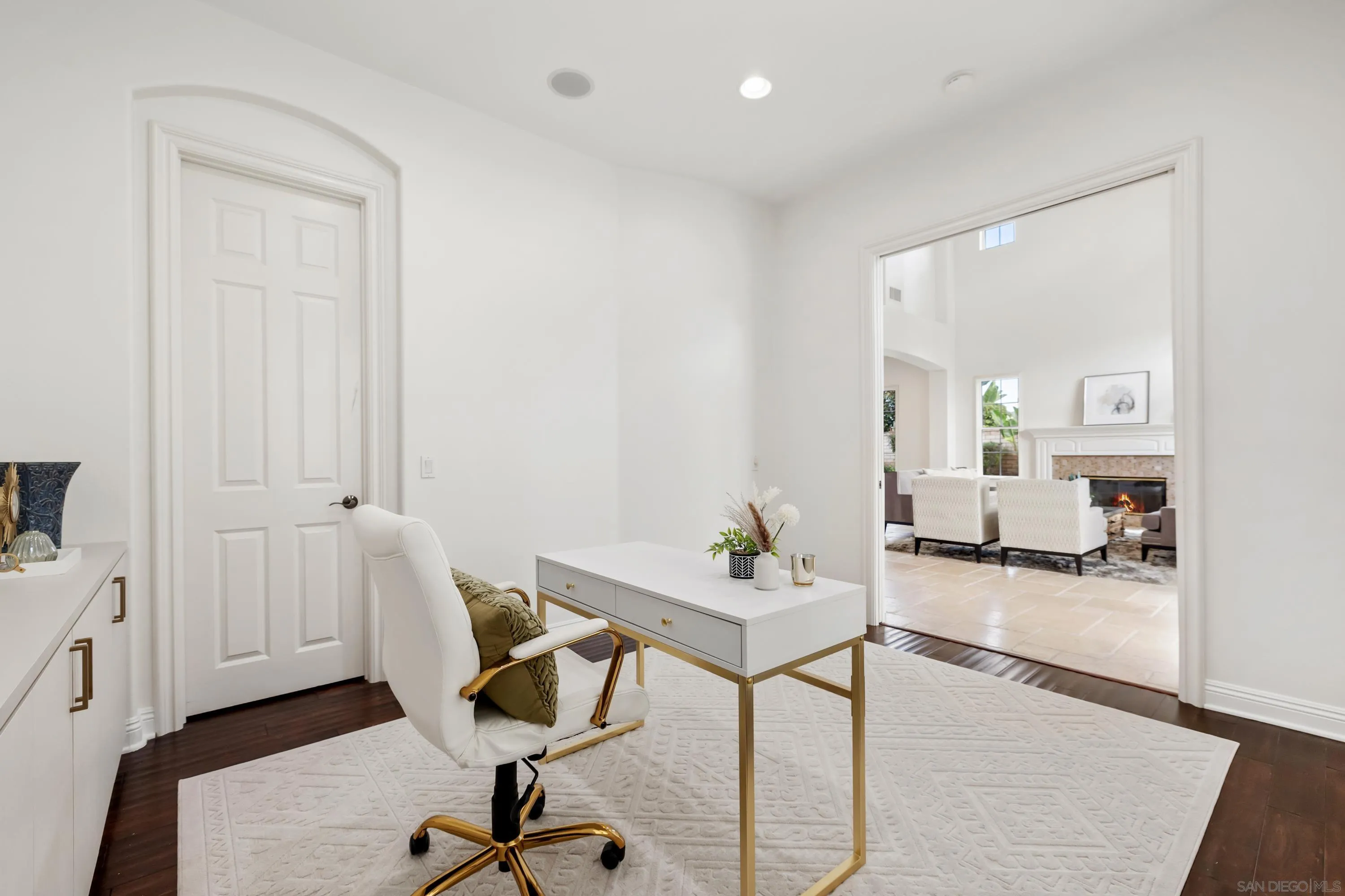 10055 Winecrest Road San Diego, CA 92127 - Photo 14 of 34 a workspace with furniture and mirror