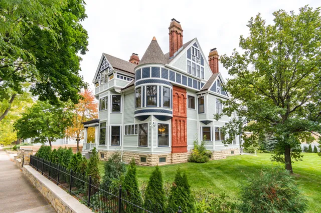 $975,000 | 221 10th Street, La Crosse, WI 54601