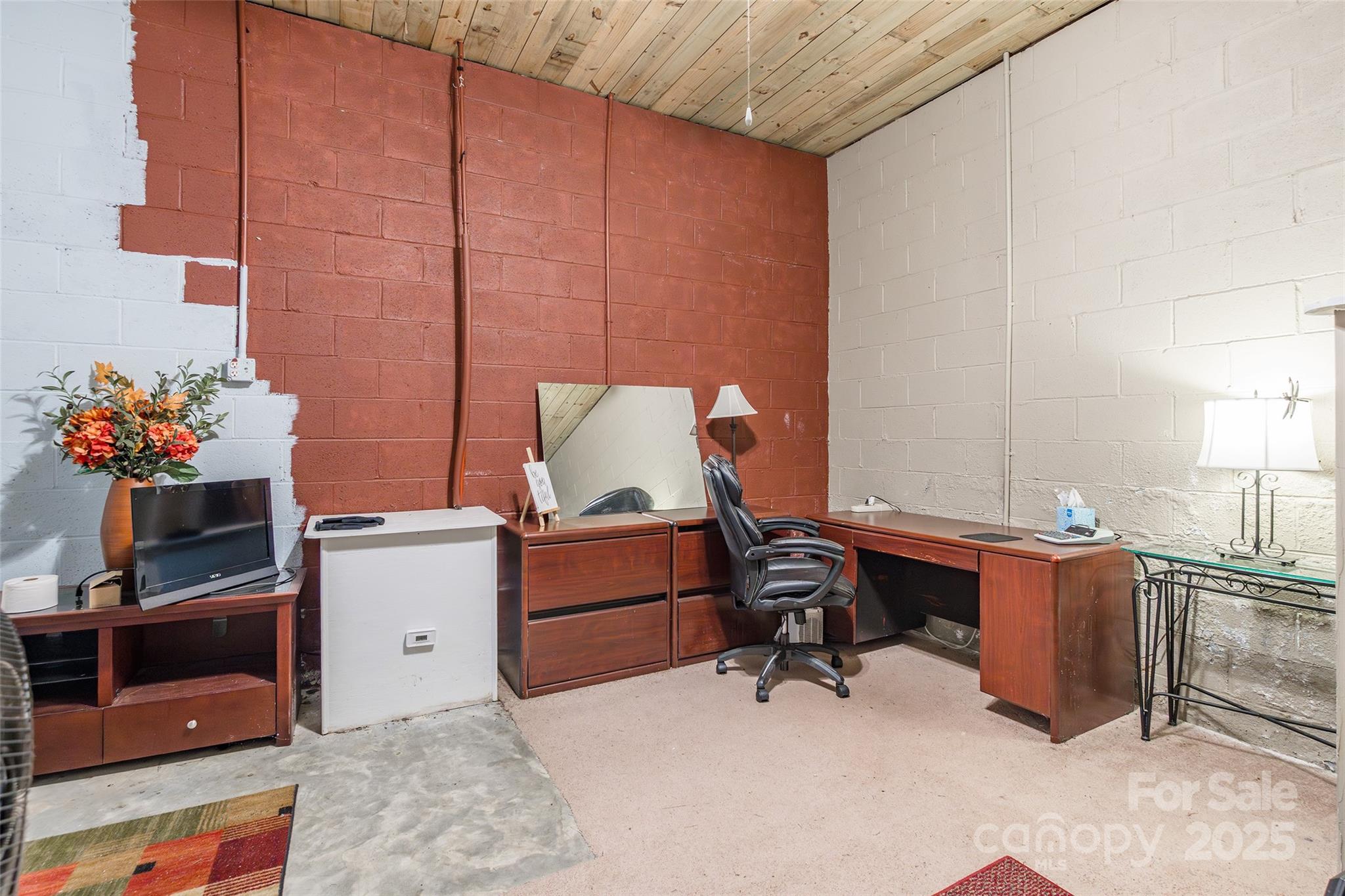 880 Columbia Road Chester, SC 29706 - Photo 28 of 40 a workspace with furniture