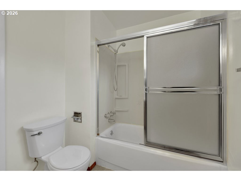 117 Allen Avenue Springfield, OR 97477 - Photo 11 of 43 Attached Bathroom #1