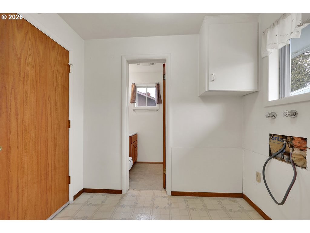 117 Allen Avenue Springfield, OR 97477 - Photo 23 of 43 Laundry