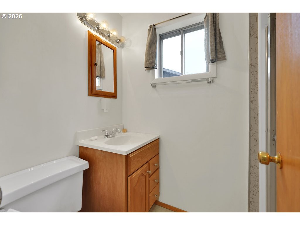 117 Allen Avenue Springfield, OR 97477 - Photo 24 of 43 Bathroom