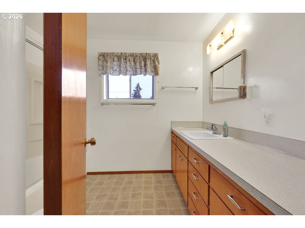 117 Allen Avenue Springfield, OR 97477 - Photo 9 of 43 Attached Bathroom #1