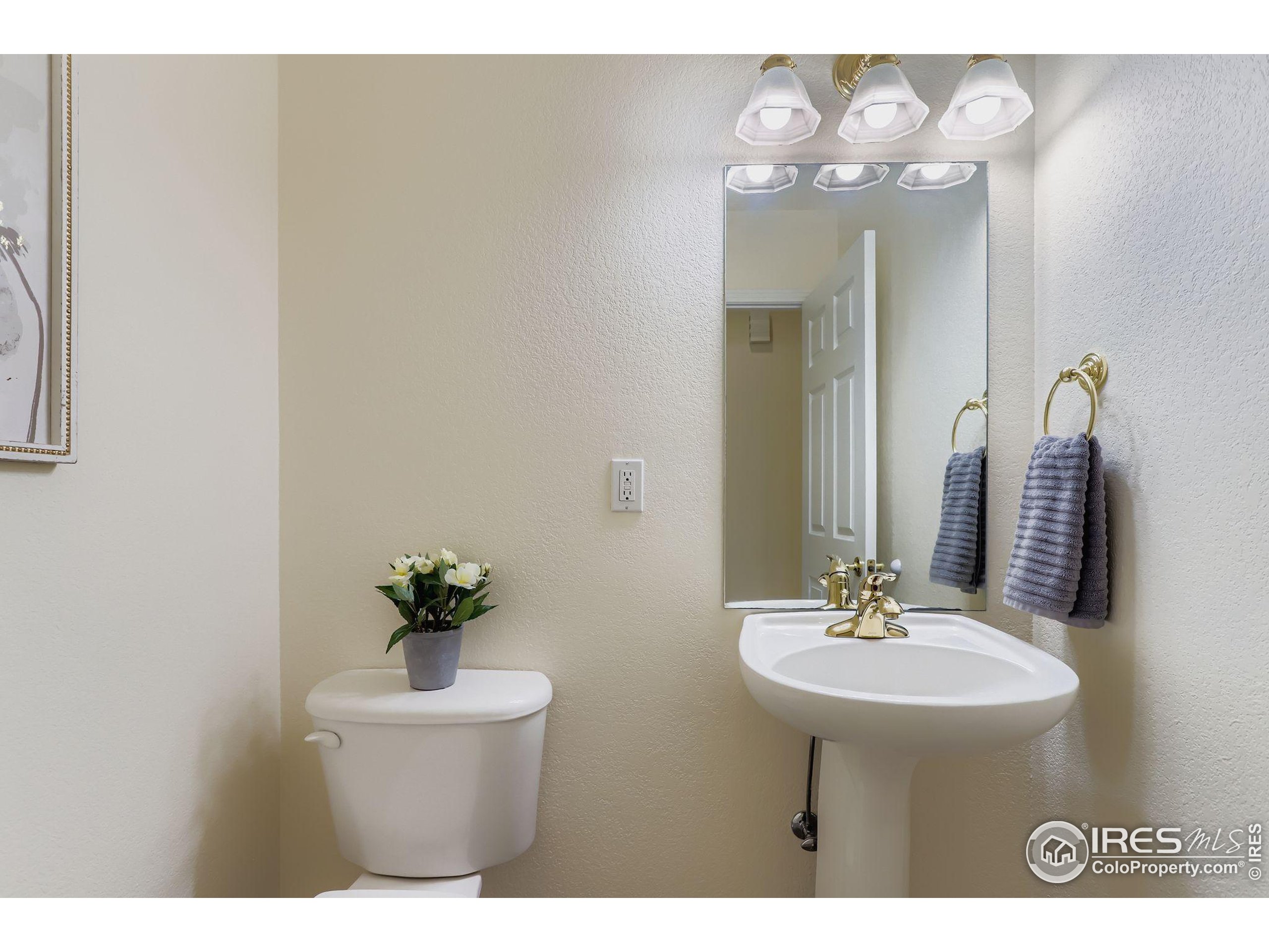 3600 Quail Road Longmont, CO 80503 - Photo 31 of 39 a bathroom with a sink and a mirror