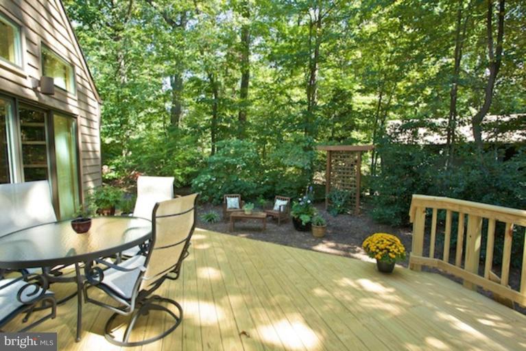11601 Brandon Hill Way Reston, VA 20194 - Photo 10 of 27 a view of a chairs and table in patio