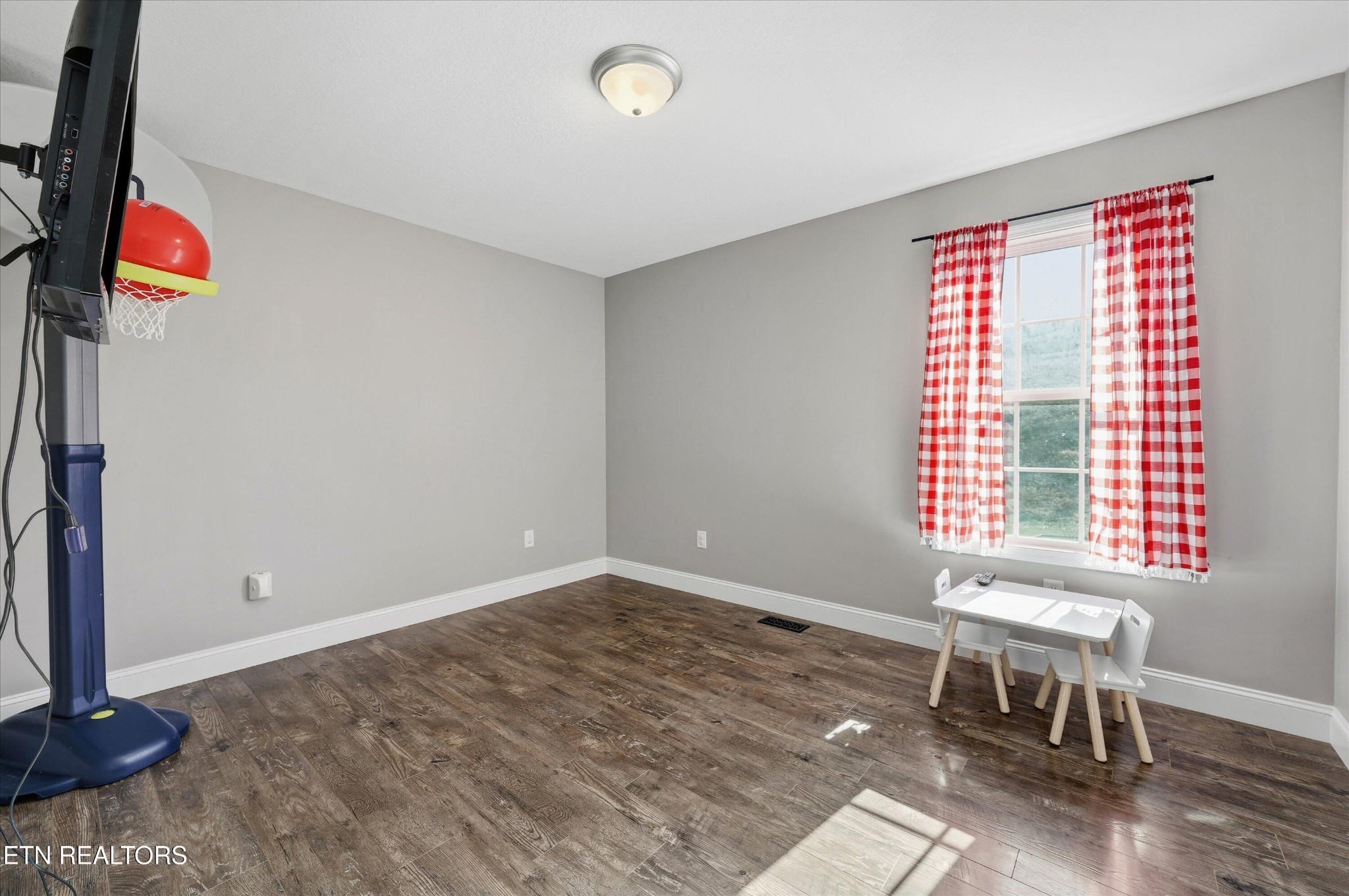 400 Hubbs Grove Road Maynardville, TN 37807 - Photo 27 of 46 a workspace with furniture and window