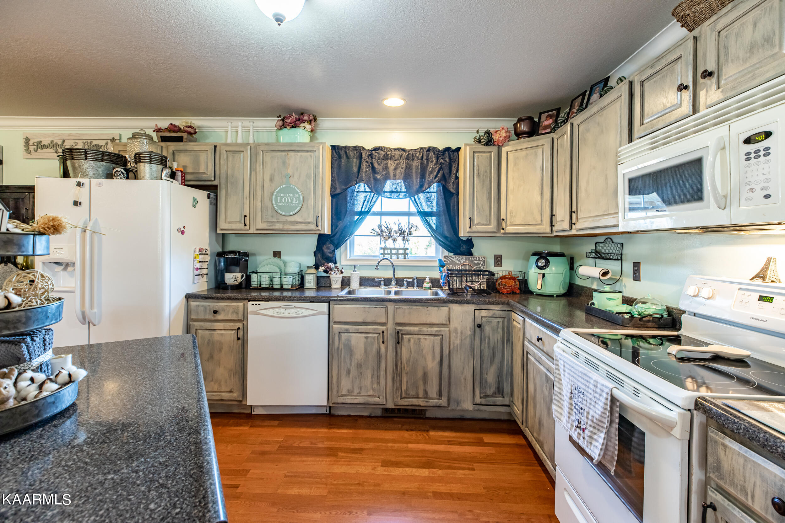 2813 Pinecrest Road Jacksboro, TN 37757 - Photo 11 of 34 Kitchen Cabinets