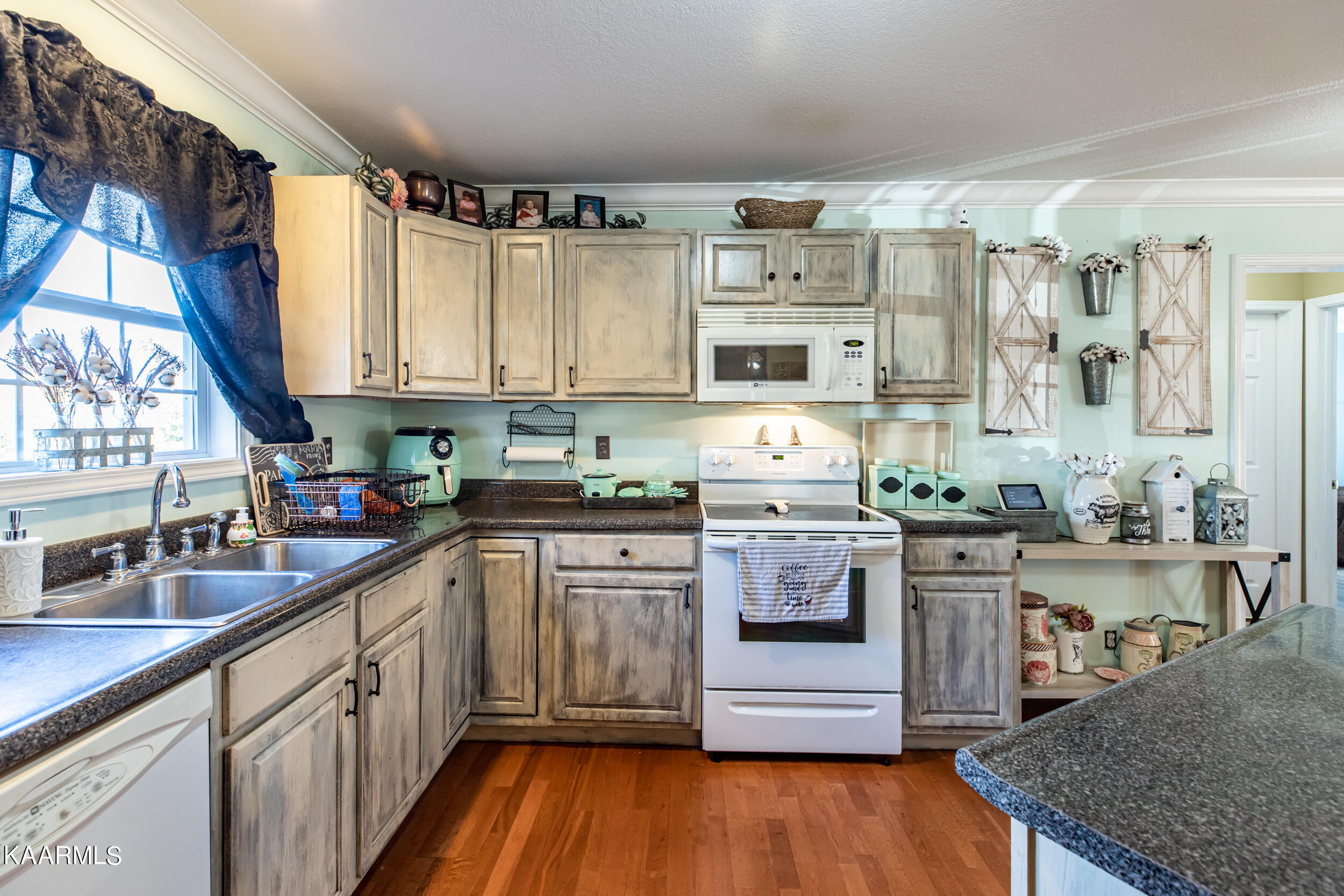 2813 Pinecrest Road Jacksboro, TN 37757 - Photo 12 of 34 Kitchen cabinets