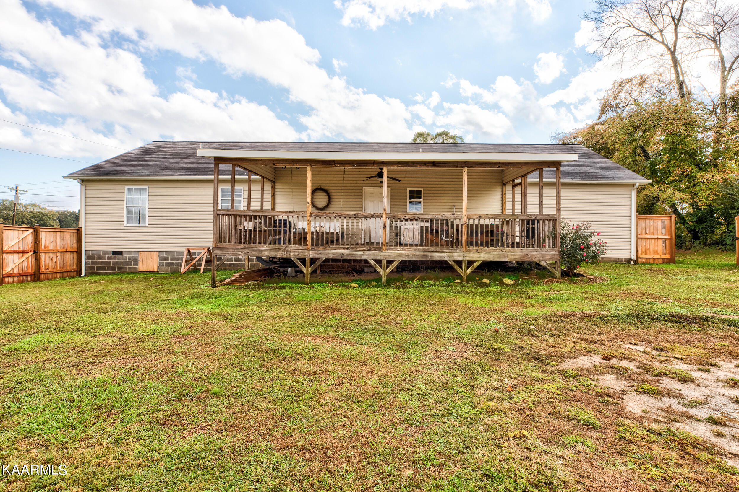 2813 Pinecrest Road Jacksboro, TN 37757 - Photo 29 of 34 Back Deck