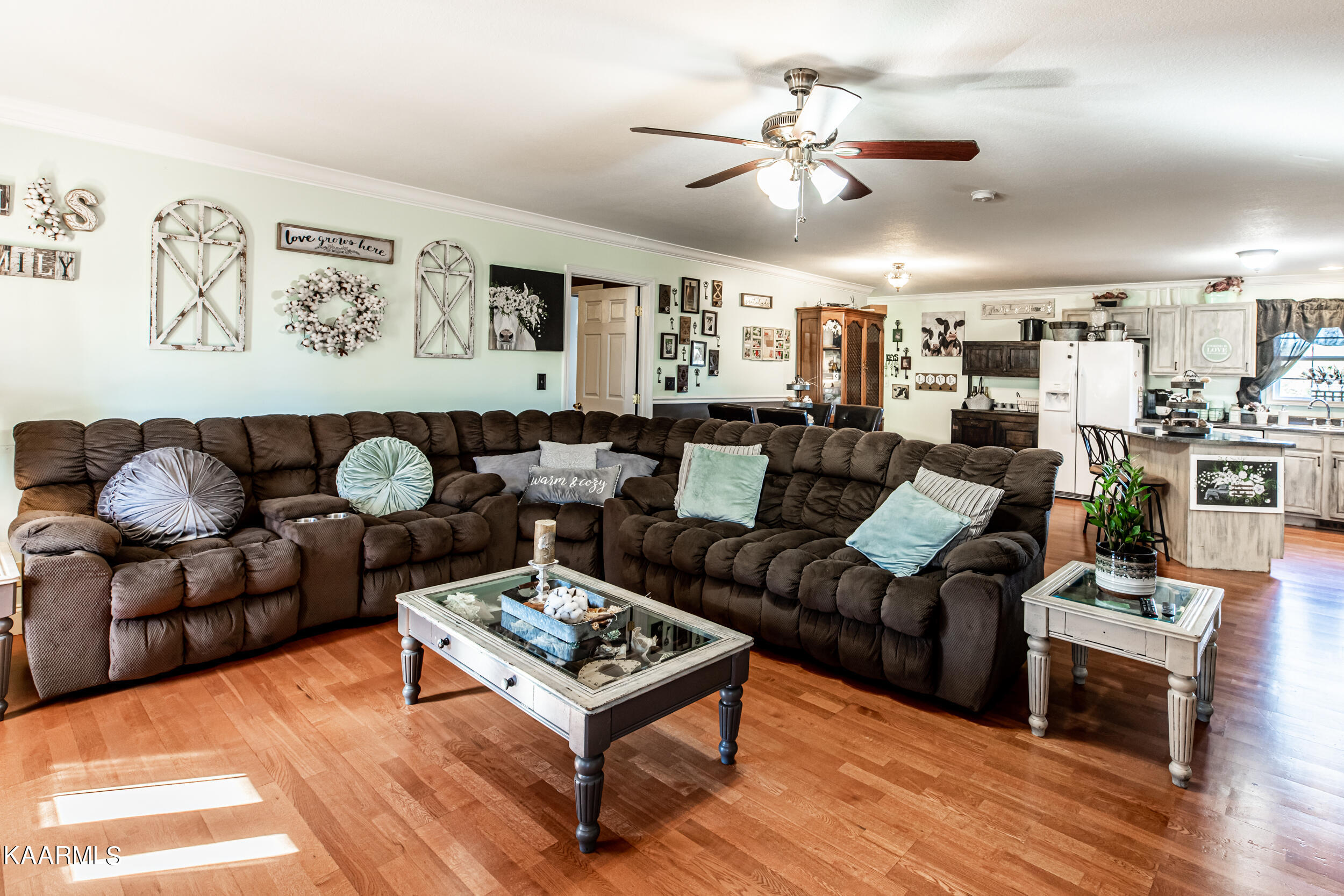 2813 Pinecrest Road Jacksboro, TN 37757 - Photo 8 of 34 Living Room