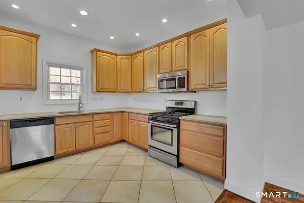 $420,000 | 57 Vineyard Road, North Haven, CT 06473