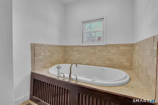 $420,000 | 57 Vineyard Road, North Haven, CT 06473