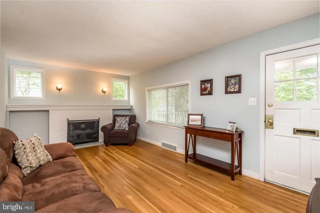 $4,900 | 5106 25th Place North, Arlington, VA 22207