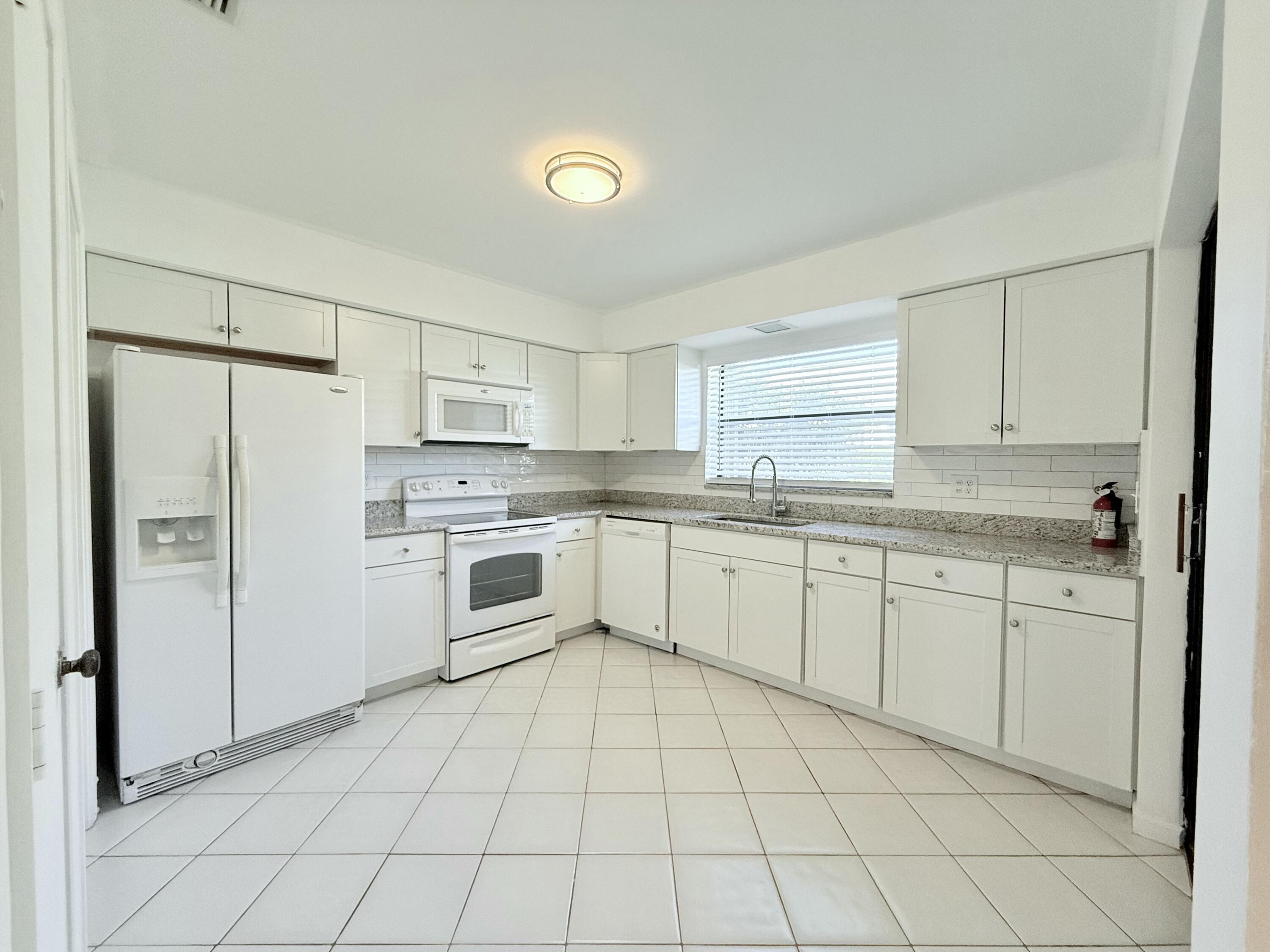 9810 Walnut Tree Way, Unit B Boynton Beach, FL 33436 - Photo 5 of 10 9810 Walnut Tree Way B
