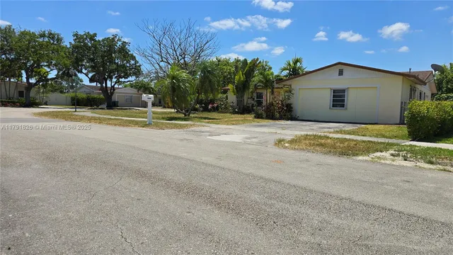 a view of back yard of the house