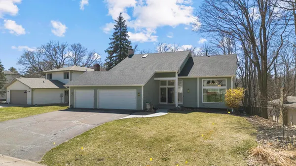 $875,000 | 51 Choctaw Circle, Chanhassen, MN 55317