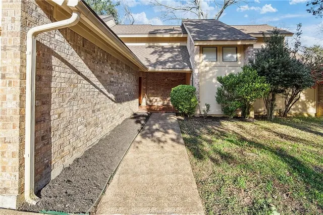 a view of entrance gate of house