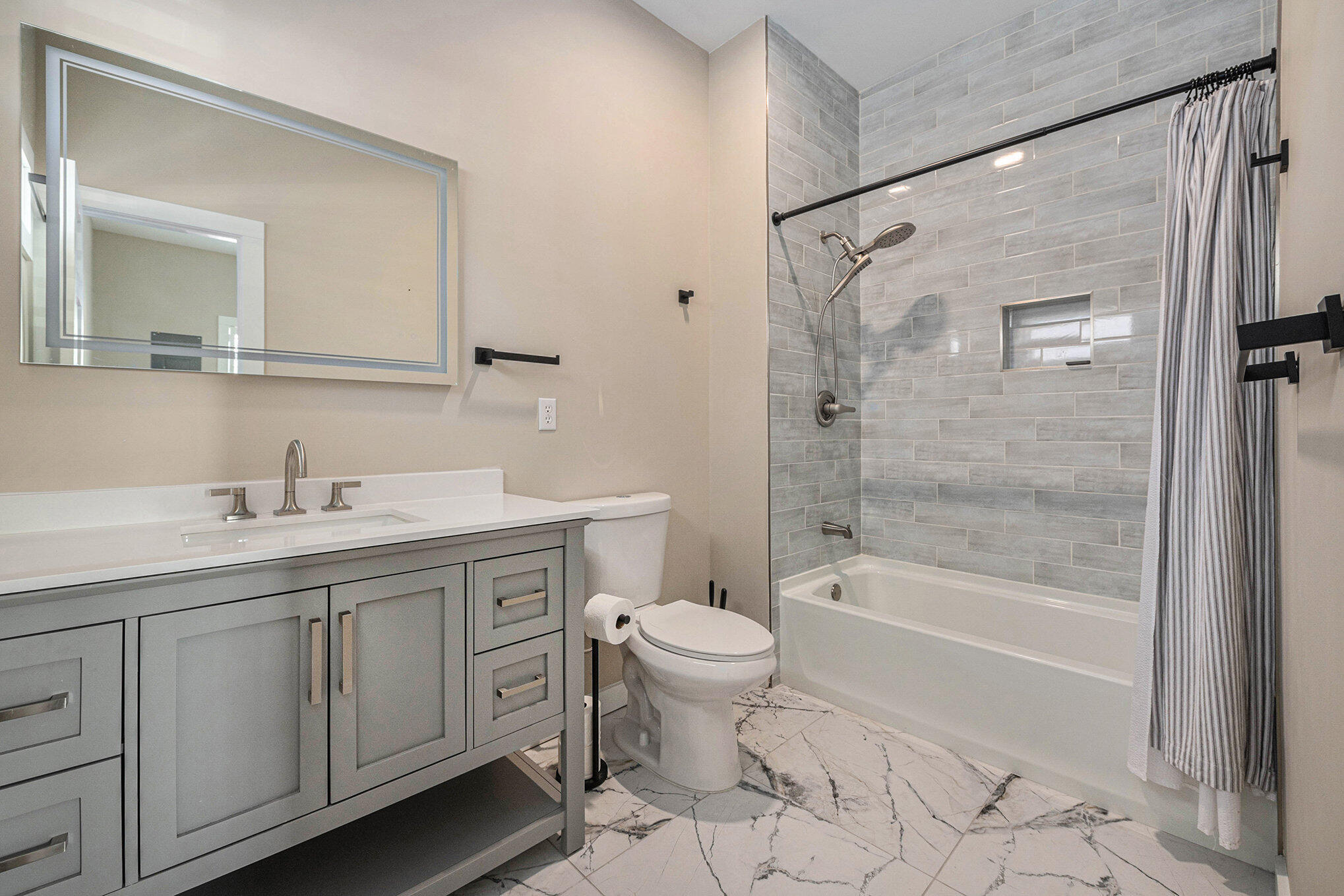 183 Line Street Charleston, SC 29403 - Photo 14 of 34 Owner's En-Suite Bath