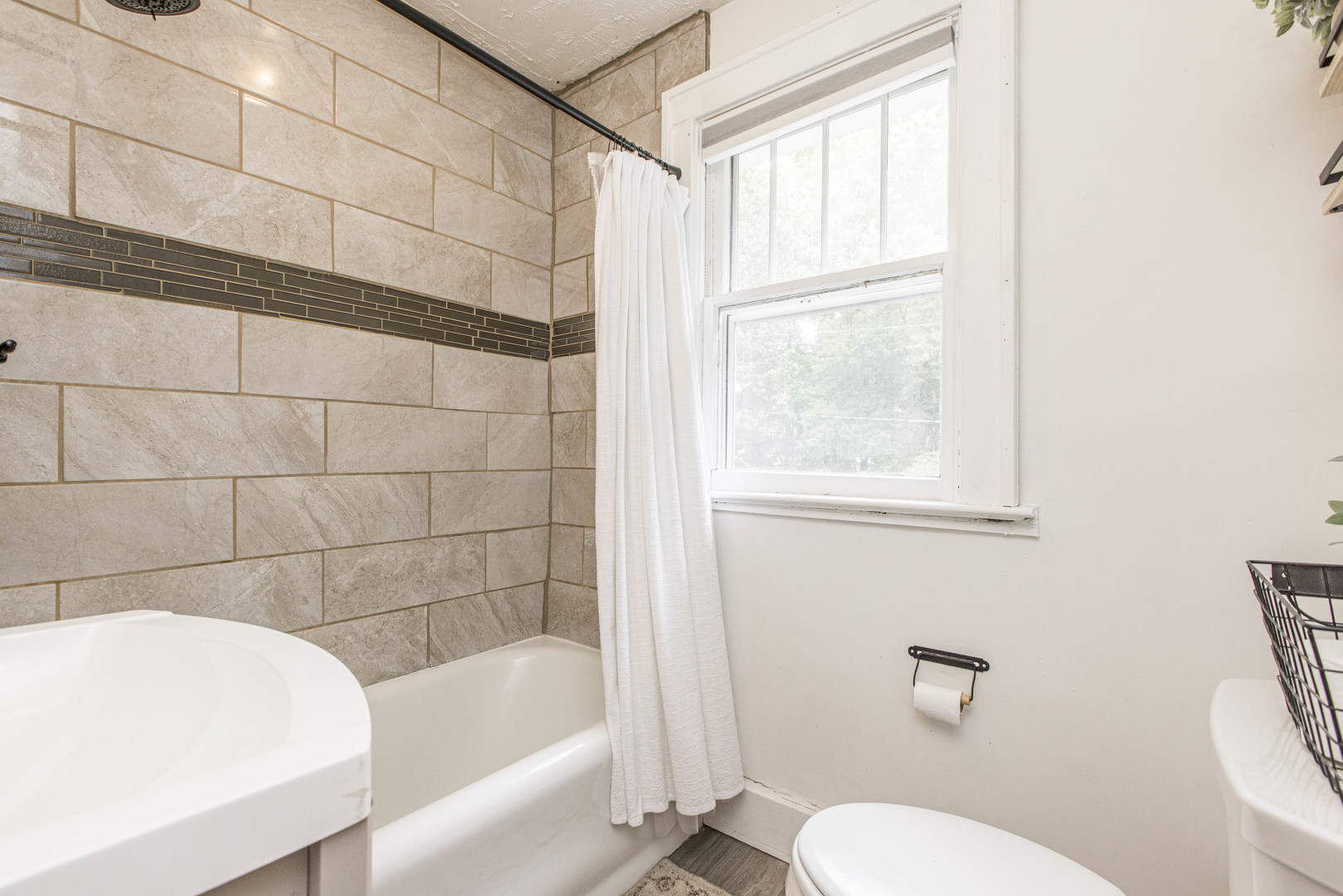 22 Broadway Place Normal, IL 61761 - Photo 21 of 36 a bathroom with a bathtub and window