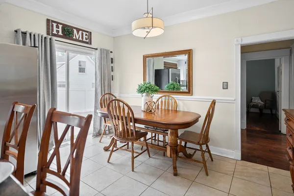 a dining room that has a table and chairs in it