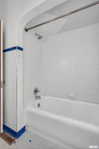 $800 | 318 West Columbia Avenue, Davenport, IA 52803