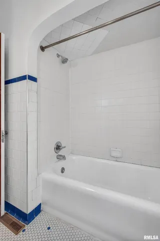 $800 | 318 West Columbia Avenue, Davenport, IA 52803