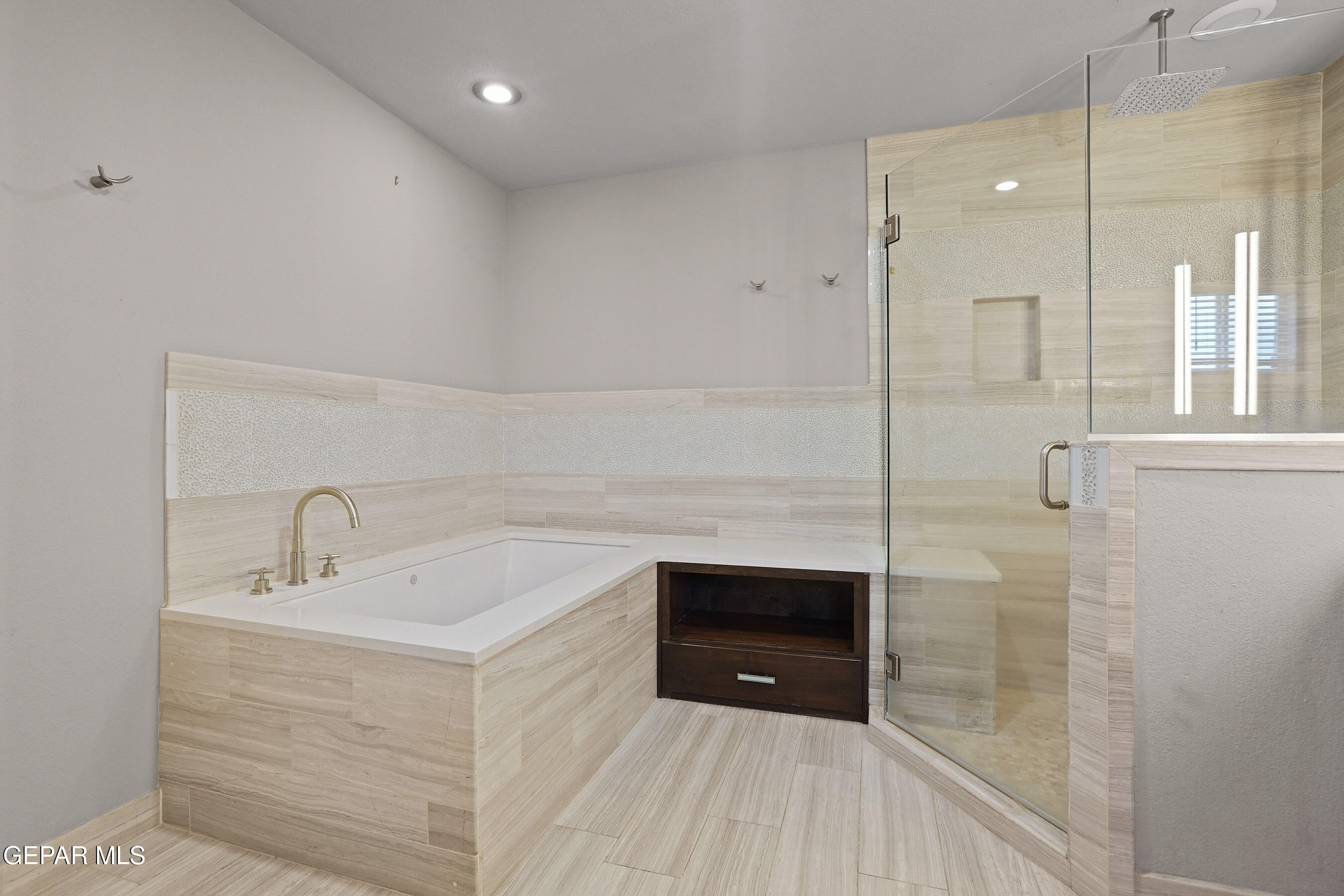 6513 Royal Ridge Drive El Paso, TX 79912 - Photo 37 of 59 Remodeled Primary bath