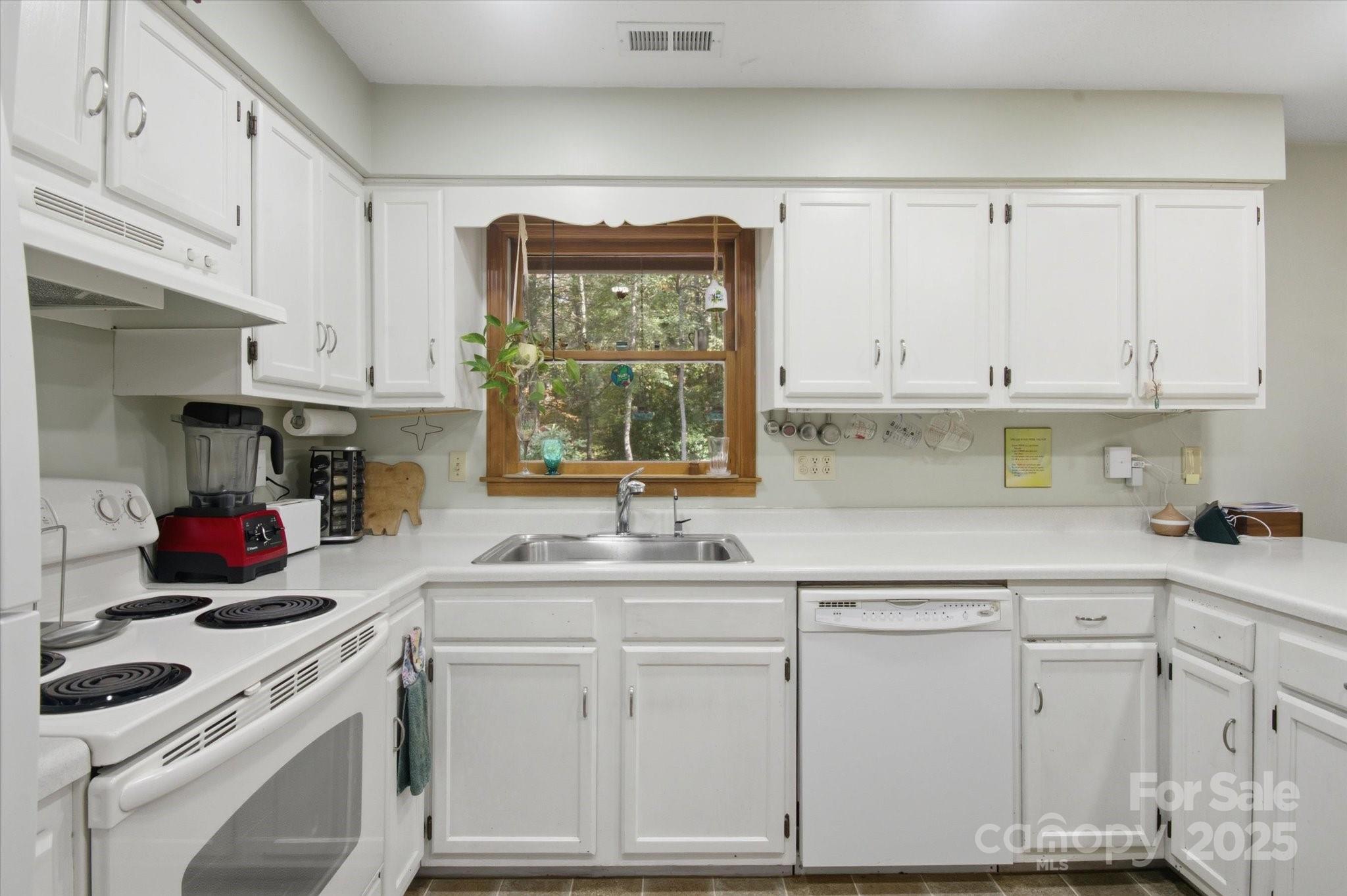 234 Fallen Timber Road Hendersonville, NC 28791 - Photo 8 of 31 Gallery Image 8