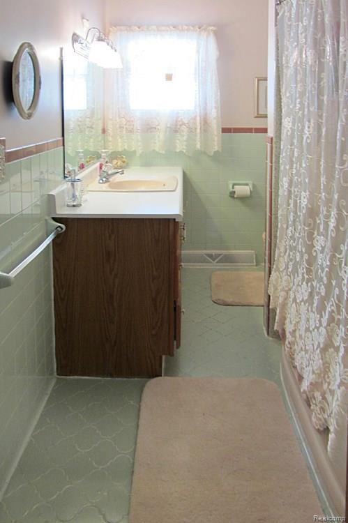 655 North Van Dyke Road Imlay City, MI 48444 - Photo 9 of 18 Bath Master.jpg