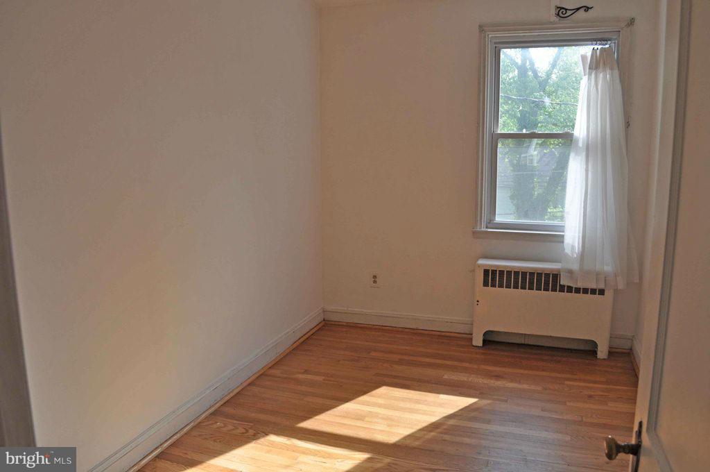 121 Cherrydell Road Catonsville, MD 21228 - Photo 16 of 20 an empty room with a window
