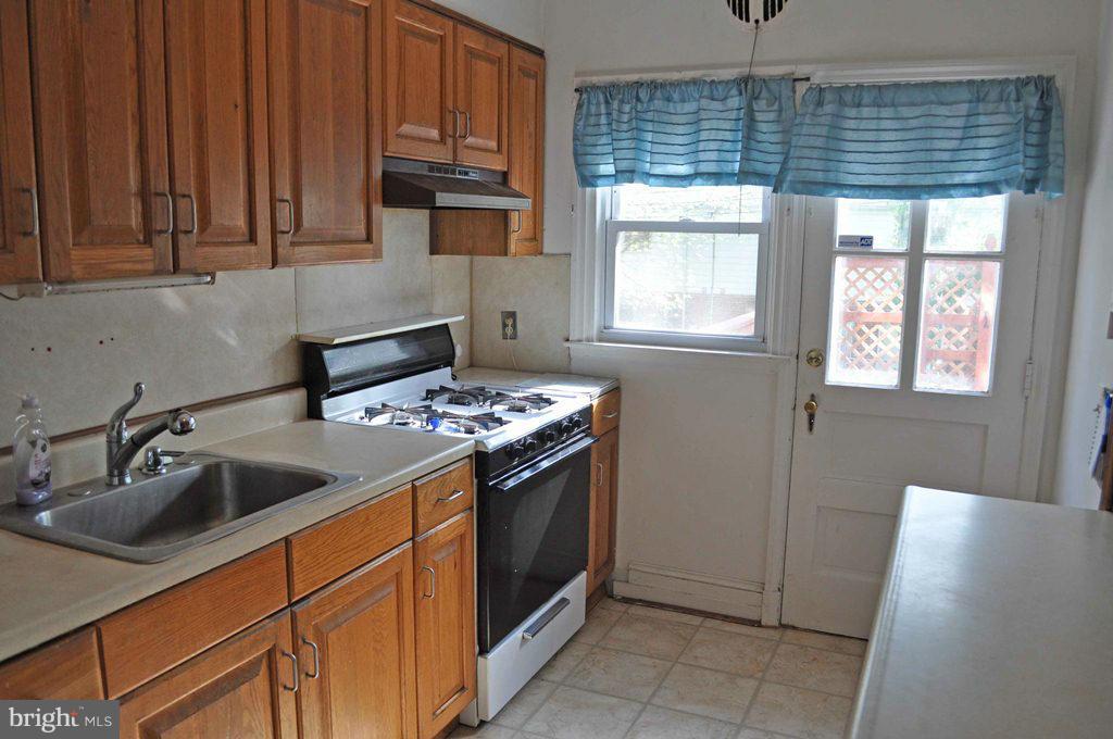 121 Cherrydell Road Catonsville, MD 21228 - Photo 10 of 20 a kitchen with stainless steel appliances granite countertop a sink stove and refrigerator