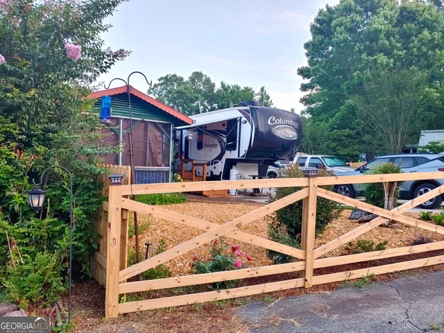 a view of a house with backyard
