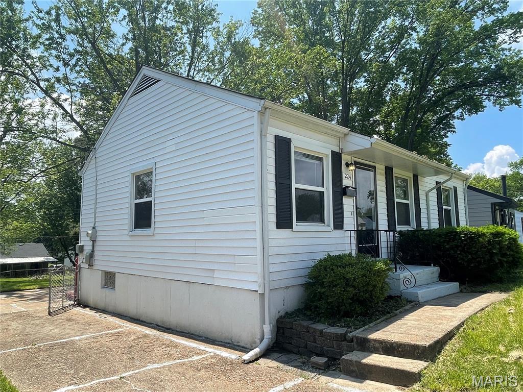224 Cameron Road St. Louis, MO 63137 - Photo 3 of 15