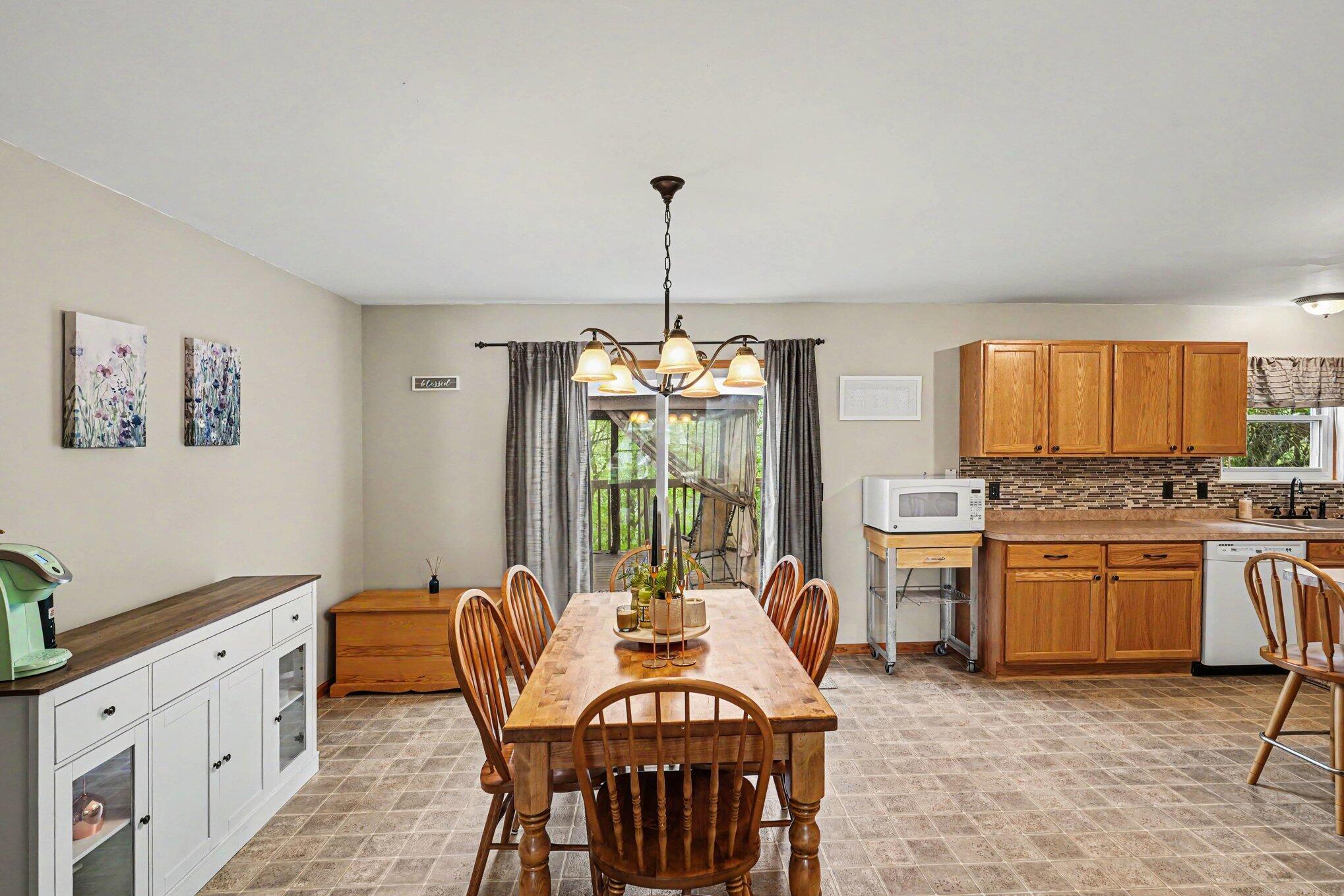 2422 Par Court Howell, MI 48843 - Photo 4 of 23 009_file_1654
