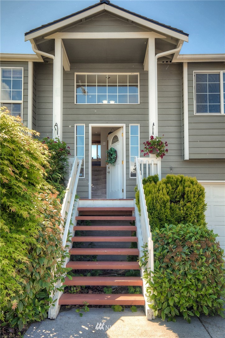 201 Morgan Road Everett, WA 98203 - Photo 2 of 29 a front view of a house with a yard
