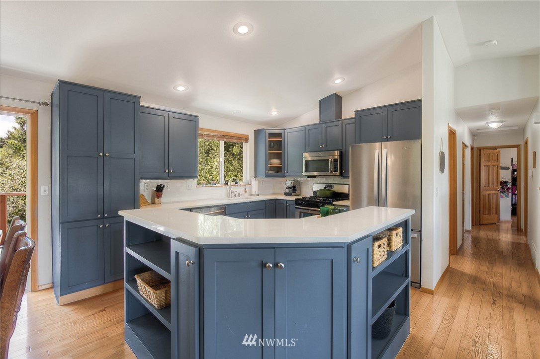 201 Morgan Road Everett, WA 98203 - Photo 11 of 29 a kitchen with kitchen island a sink stove and refrigerator