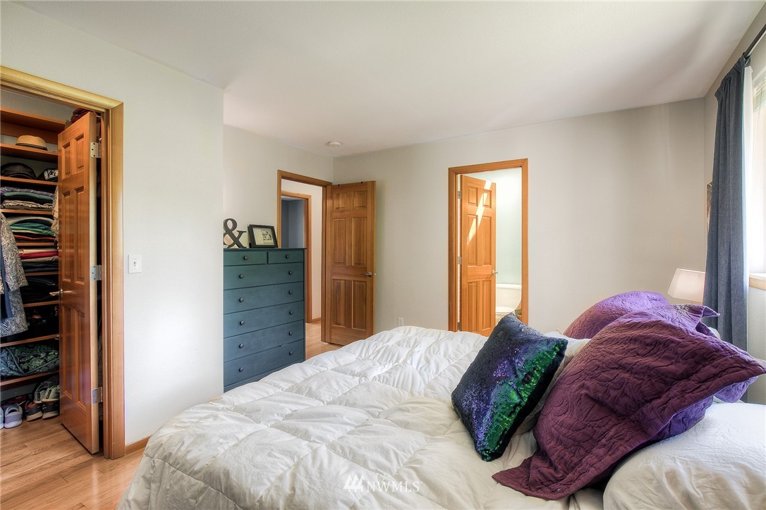 201 Morgan Road Everett, WA 98203 - Photo 18 of 29 a bedroom with a bed and a television