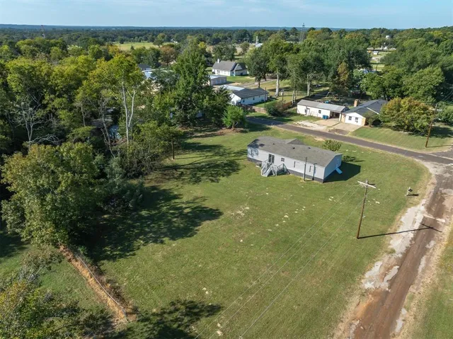 a view of yard with green space