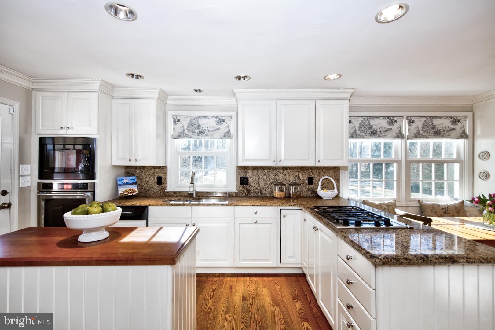 807 Nathan Hale Road Berwyn, PA 19312 - Photo 7 of 29 Gas cook-top and granite counter-tops & backsplash