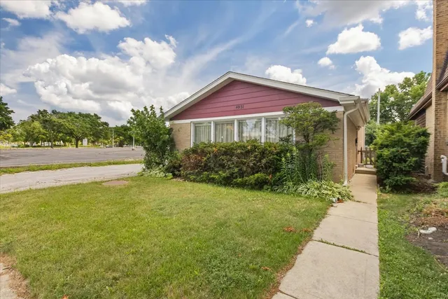 a house view with a outdoor space
